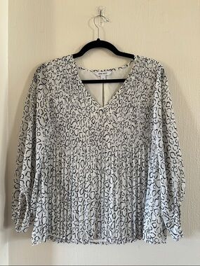 Nine West White and Black V-Neck Pleated Printed Blouse